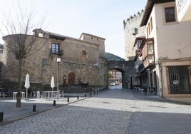 Salas tiene uno de los cascos históricos más importantes de Asturias, con la torre medieval del siglo XIV, el palacio de Valdés-Salas y la Colegiata de Santa María la Mayor como auténticos protagonistas.