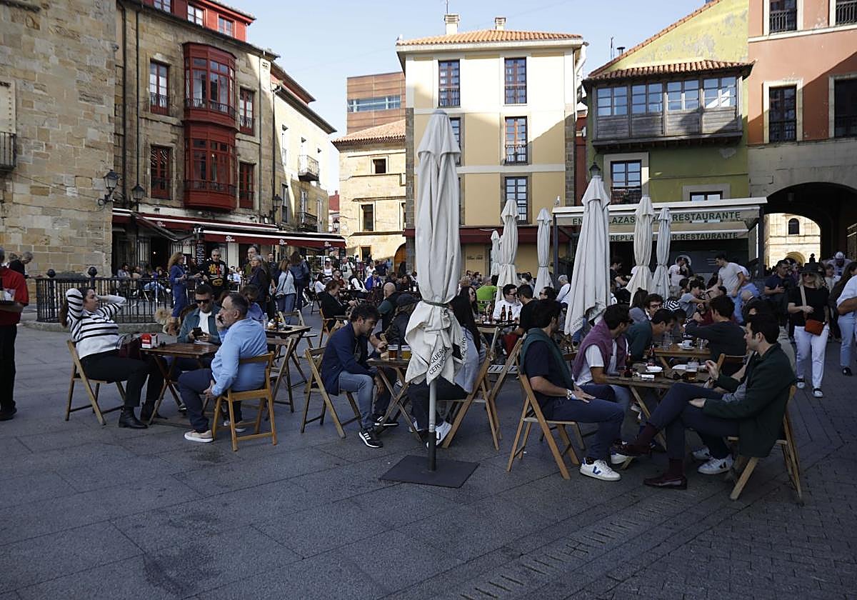 Las terrazas de la gijonesa plaza del Marqués, repletas de clientes durante el puente de noviembre.