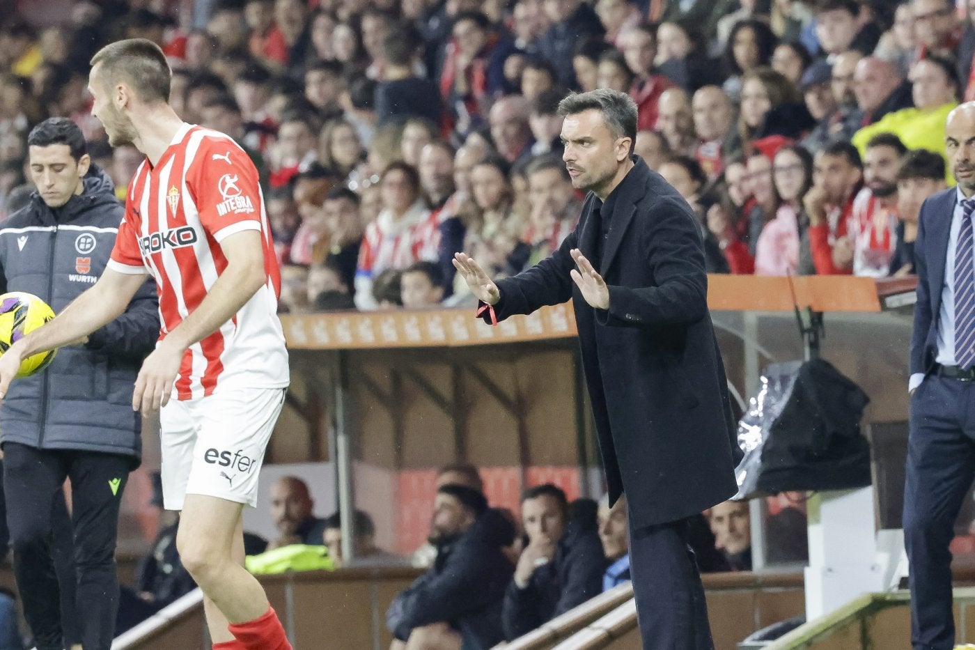 Rubén Albés pide calma a sus jugadores durante el partido que enfrentó al Sporting con el Córdoba.