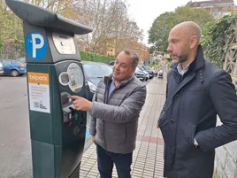 El edil Pelayo García y el jefe de centro de Dornier, Alejandro Vallejo.