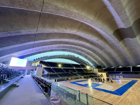 El Palacio de los Deportes, por dentro, con la nueva pista, el mobiliario y el videomarcador, durante una visita reciente del gobierno local.