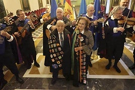 Los tunos cantan para Gonzalo González Ramos y su esposa, Pilar González Sandoval, ataviados con las capas de los músicos.