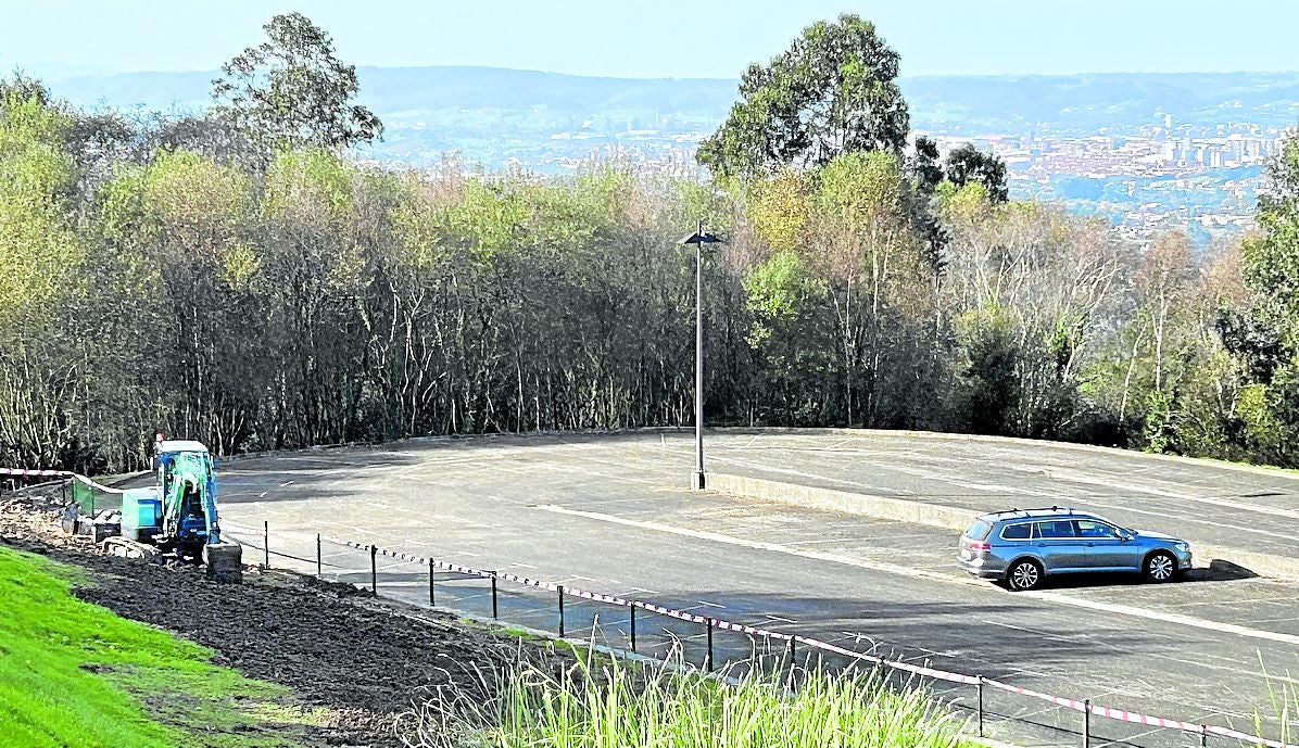 Bosque al final del aparcamiento del cementerio de Deva donde se acometerá la ampliación, con un terreno de unos 9.000 metros cuadrados. E. c.