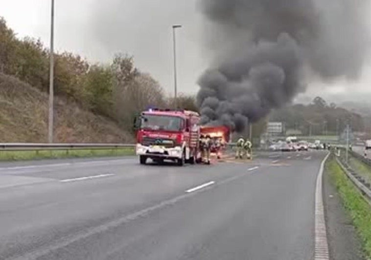 Incendio de un camión en la autovía Minera.