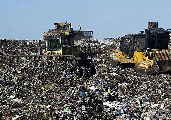 Máquinas apilando los desperdicios que no se reciclan en el vertedero central de Cogersa.