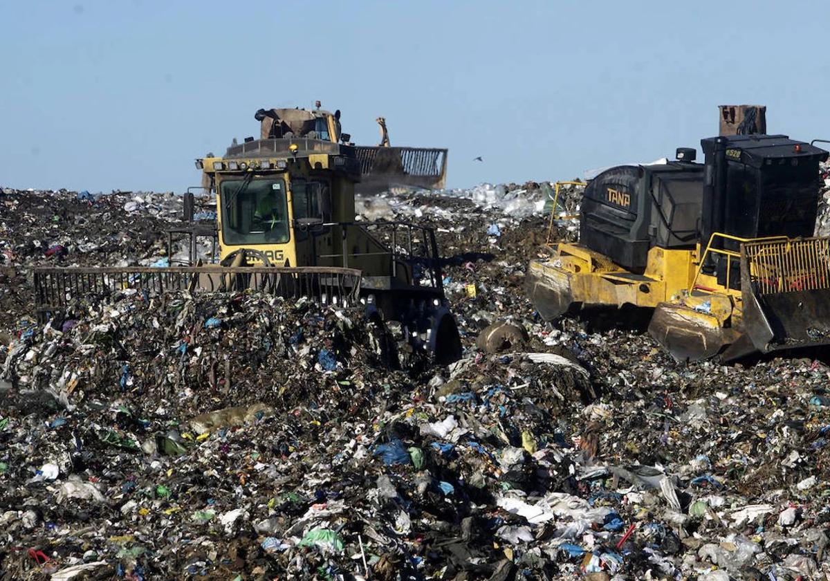 Máquinas apilando los desperdicios que no se reciclan en el vertedero central de Cogersa.