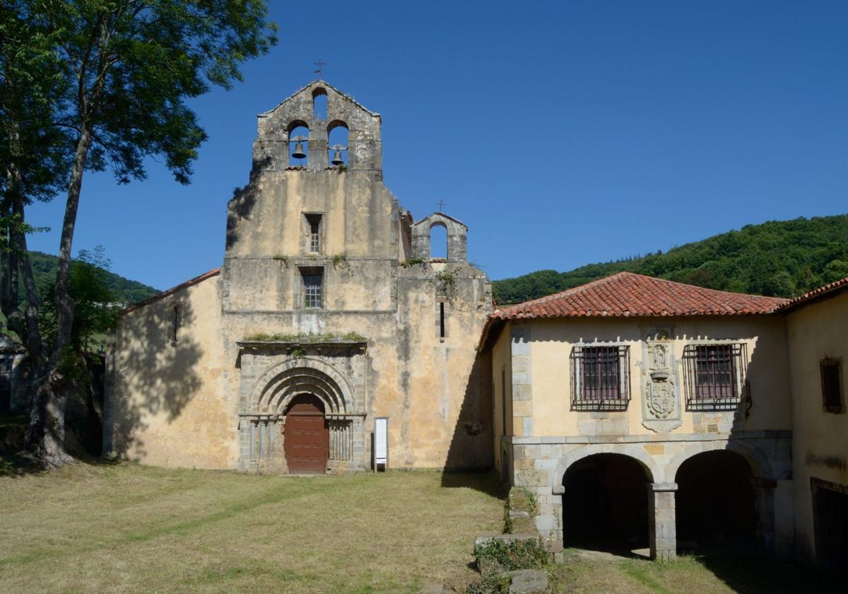 Fachada de Santa María la Real de Obona.