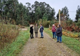 De izquierda a derecha, Marta Torre, gerente de Itvasa; Carlos Valle, alcalde de Cudillero; Nieves Roqueñí, consejera de Transición Ecológica y los concejales del Ayuntamiento de Cudillero Jesús Arnaldo Garrido y Olga Fernández, durante su visita al polígono de El Rellayo.