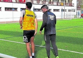 Javi Mecerreyes se retiró del entrenamiento la pasada semana tras lesionarse en el muslo derecho.