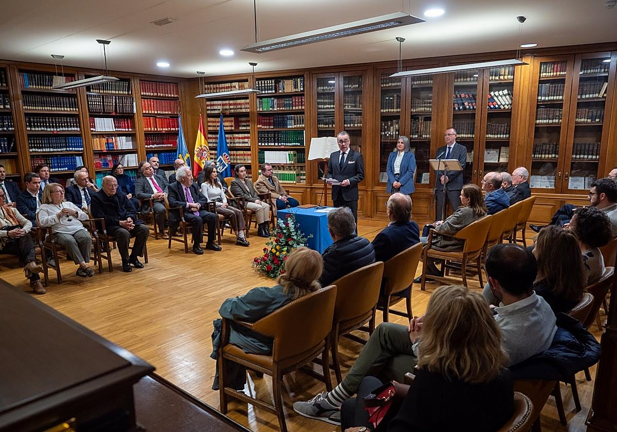 El decano del Ilustre Colegio de Abogados de Oviedo, Antonio González-Busto, se dirige a los presentes antes de dar comienzo al acto de jura de la Constitución.