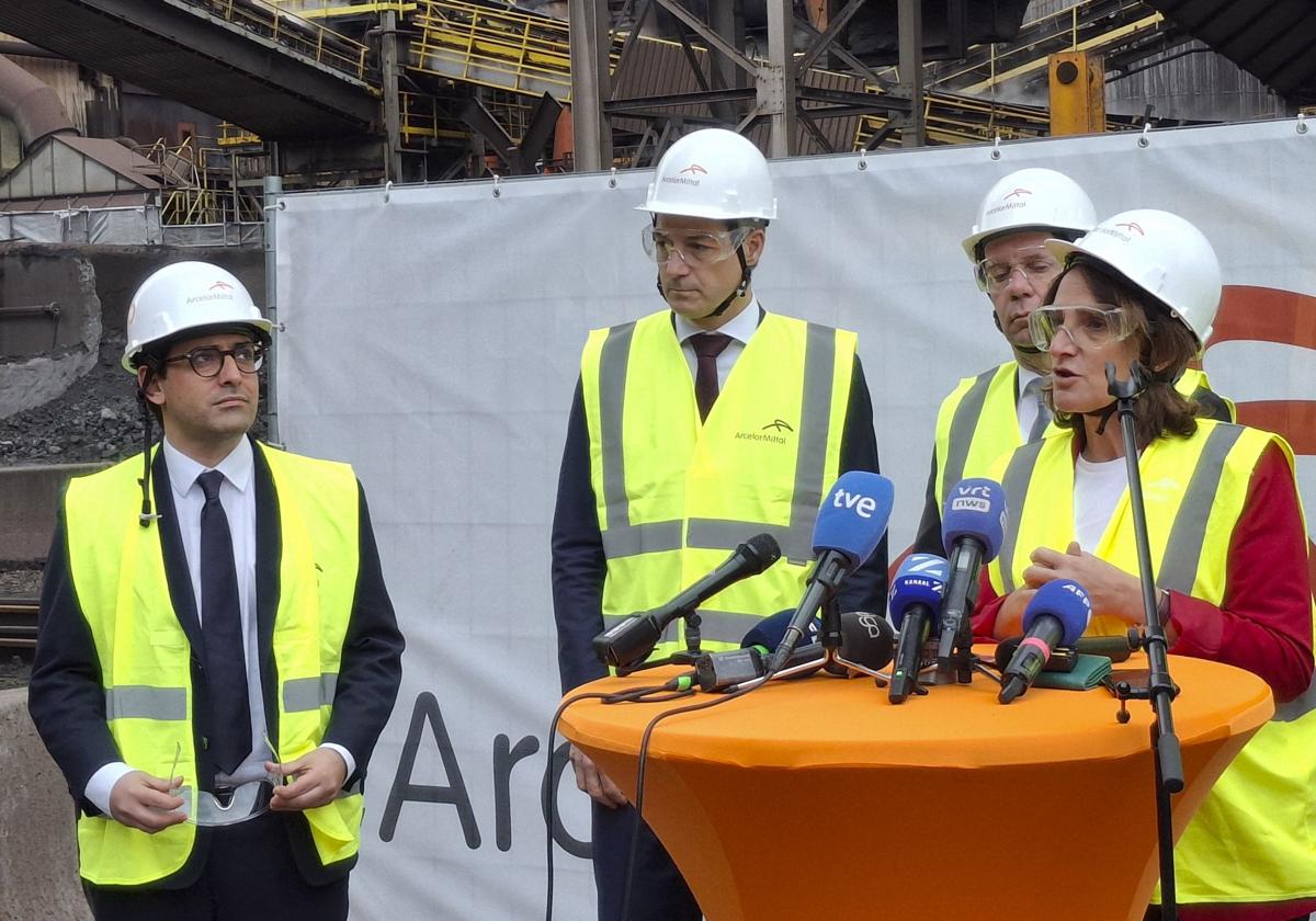 El comisario Stéphane Séjourné; el primer ministro belga, Alexander de Croo; el CEO de ArcelorMittal Europa, Geert Van Poelvoorde, y Teresa Ribera.