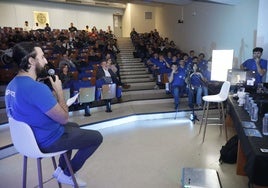 El salón de actos del Edificio Polivalente de la Escuela Politécnica de Ingeniería de Gijón ha acogido este martes la jornada 'Una mirada al espacio' y la presentación del proyecto 4Space.