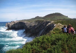 Acantilados de Pernielles con los bufones de Santiuste bramando al fondo: una de las zonas de la costa llanisca por la que discurrirá la ruta de senderismo geológico programada para la jornada del sábado 7 de diciembre