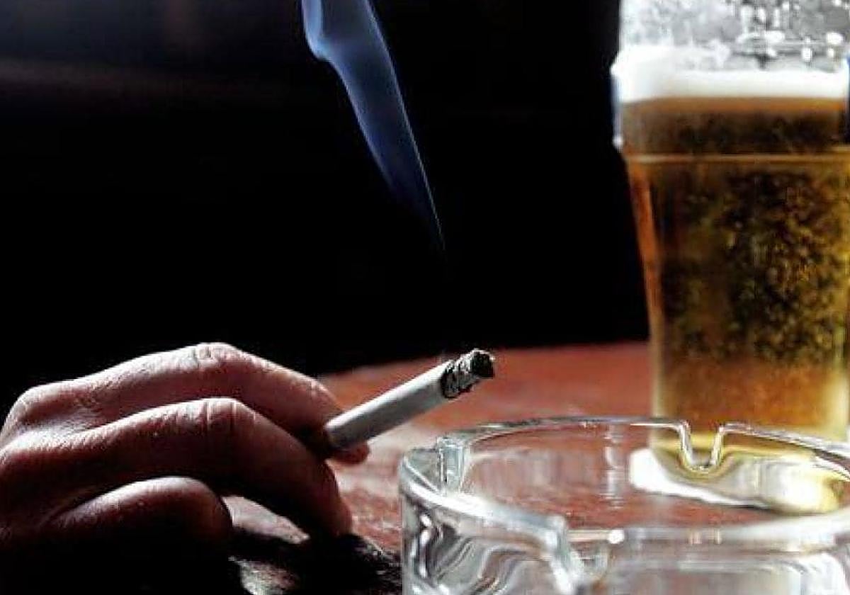 Los jóvenes asturianos, entre los que antes se inician en el consumo de alcohol y tabaco con 15 y 17 años
