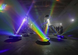 Cuatro máquinas emiten luz sobre otros tantos espejos móviles.