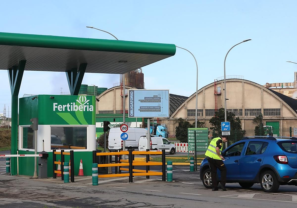 El acceso a la planta de Fertiberia de Trasona.