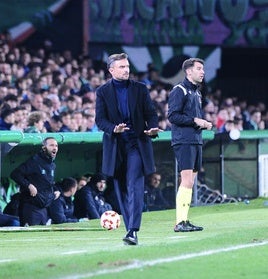 Rubén Albés, pidiendo calma a sus jugadores desde la banda.