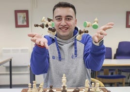 Iyán González juega con las piezas en las instalaciones del Club Vetusta Ajedrez, en Oviedo.