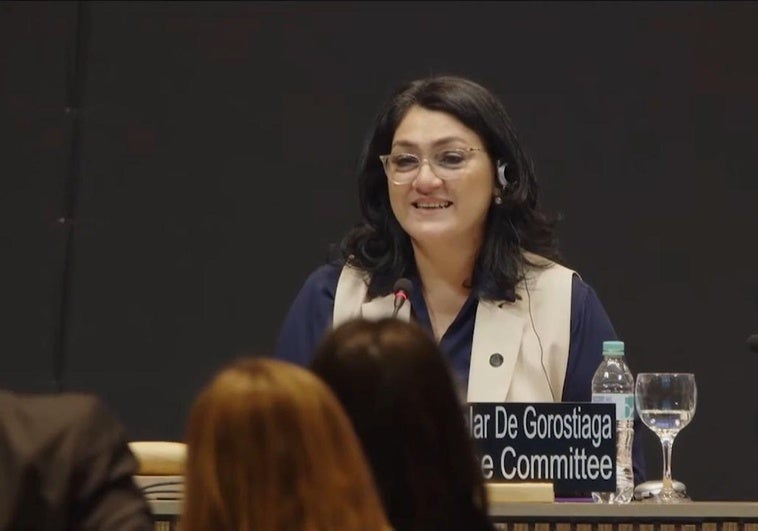 La presidenta del comité de la Unesco, Nancy Ovelar de Gorostiaga, canta 'Asturias', de Víctor Manuel.