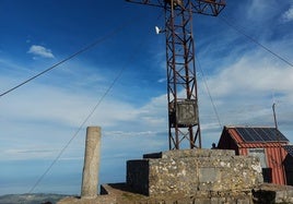 Cruz de Pienzu, a 1161 metros, y -al fondo- la zona de costa de la que parte esta excursión, una circular de 20 kilómetros que enlaza mar, bosque y montaña deambulando -de abajo a arriba- la espectacular sierra del Sueve