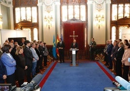 En el centro Adrián Barbón y Juan Cofiño, durante el aniversario de la Constitución España celebrado en la Junta General.