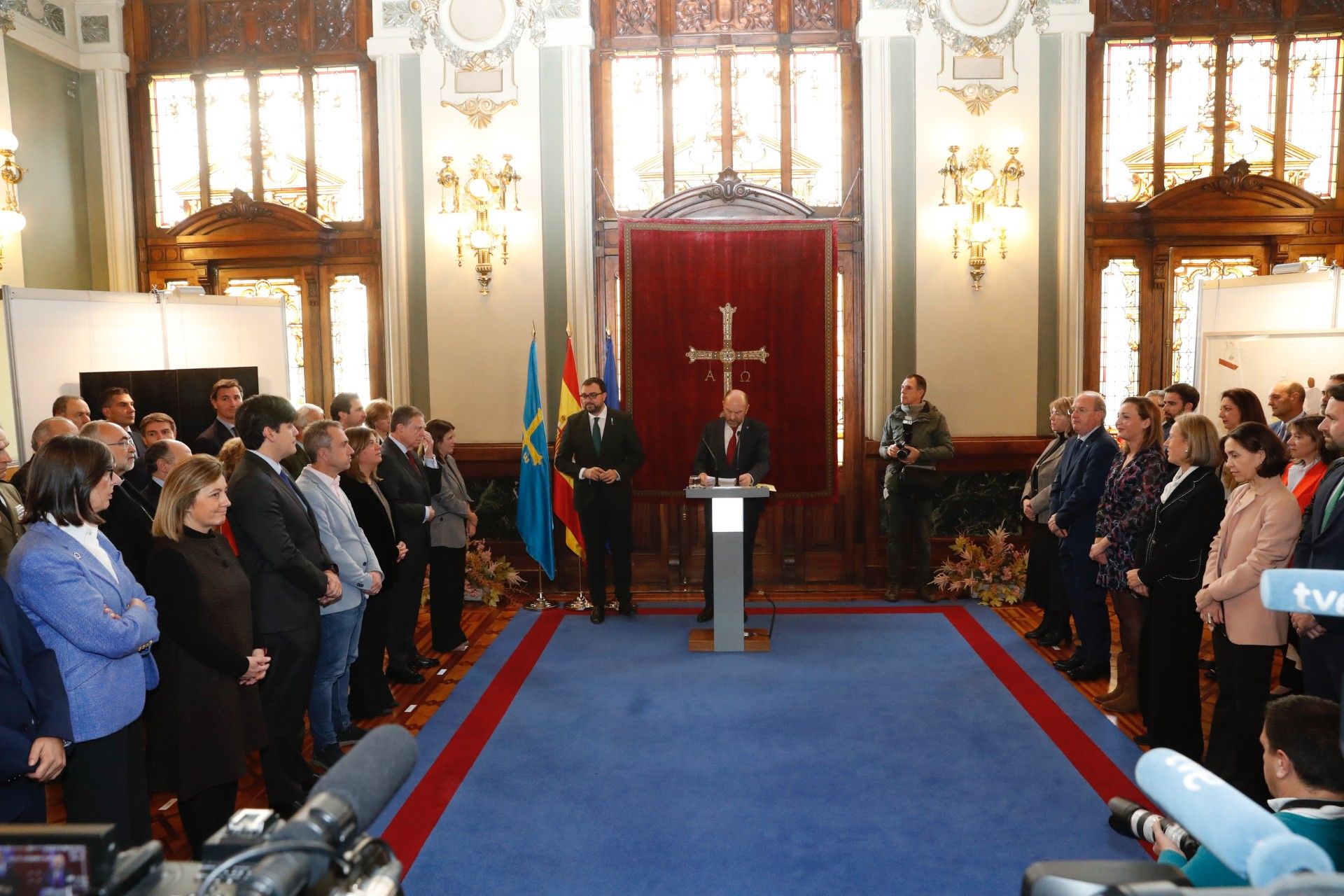 En el centro Adrián Barbón y Juan Cofiño, durante el aniversario de la Constitución España celebrado en la Junta General.