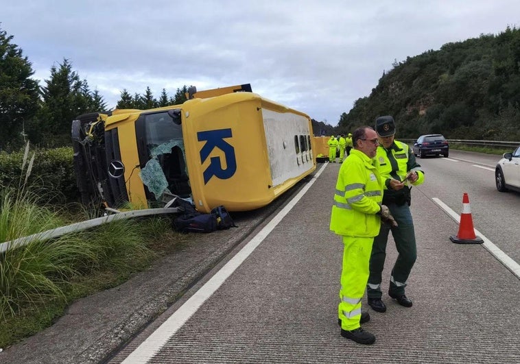 El camión accidentado en la autovía del Cantábrico.