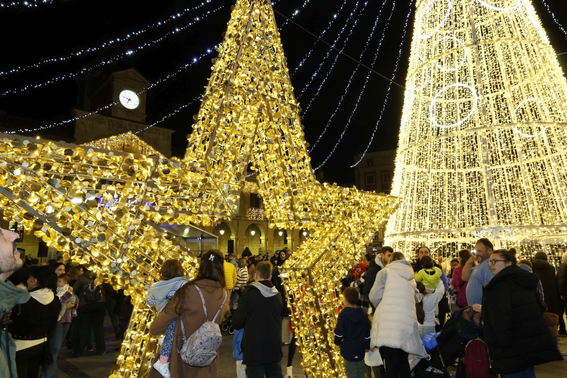 Las luces de Navidad de Avilés, en imágenes