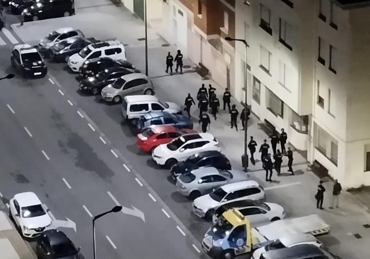 Despliegue policial en el Polígono de Pumarín en Gijón.