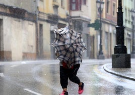 Fuerte temporal de lluvia en Oviedo.