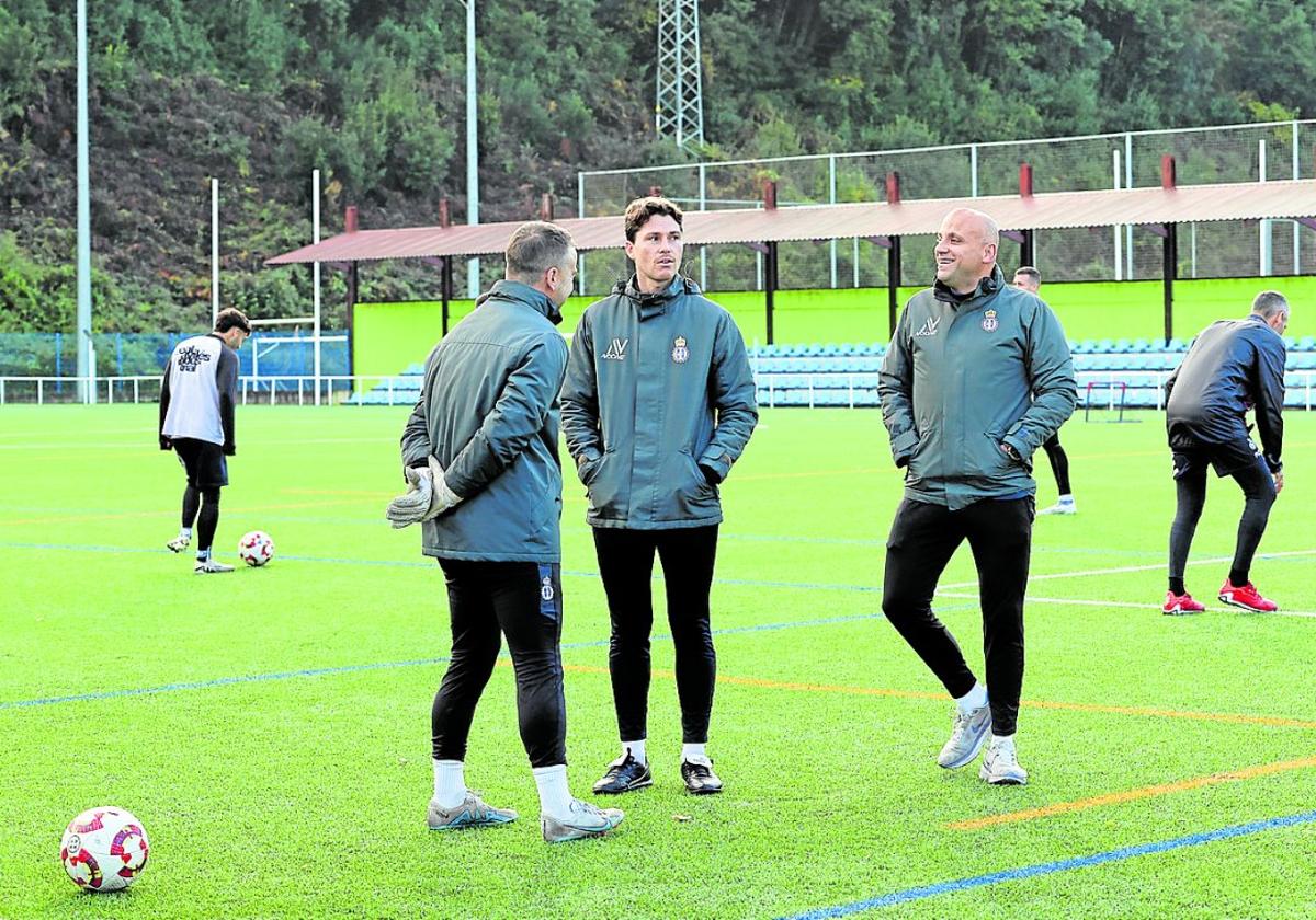 Rozada conversa con Miguel Méndez y Álex Garaot antes del entrenamiento del Avilés el miércoles en La Toba.