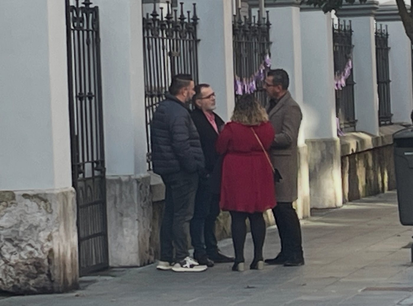 El alcalde de Langreo, ayer, hablando con los socialistas David González, Patricia Fernández y Javier Castro.