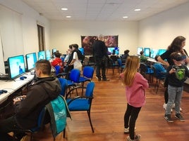 Varios jóvenes, en el Steam Lab de Luanco.