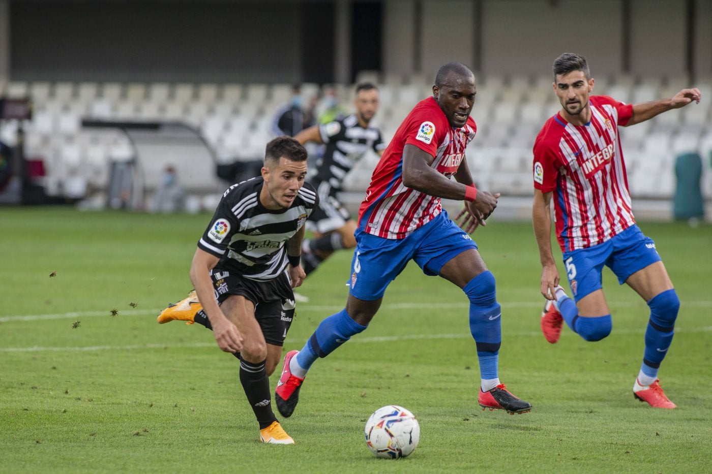 Babin y Borja López tratan de detener el avance de Simón Moreno en la última victoria del Sporting en Cartagena.