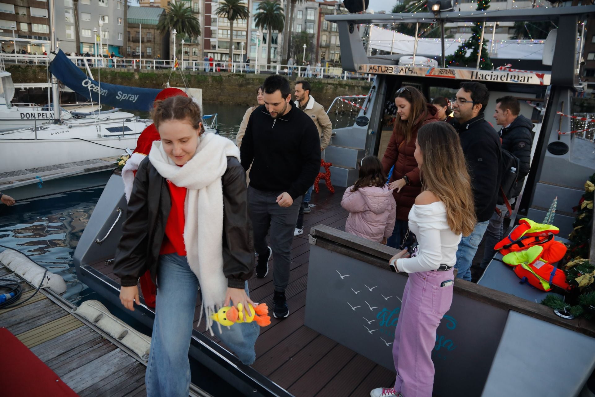 Los niños envían sus cartas a los Reyes Magos en alta mar