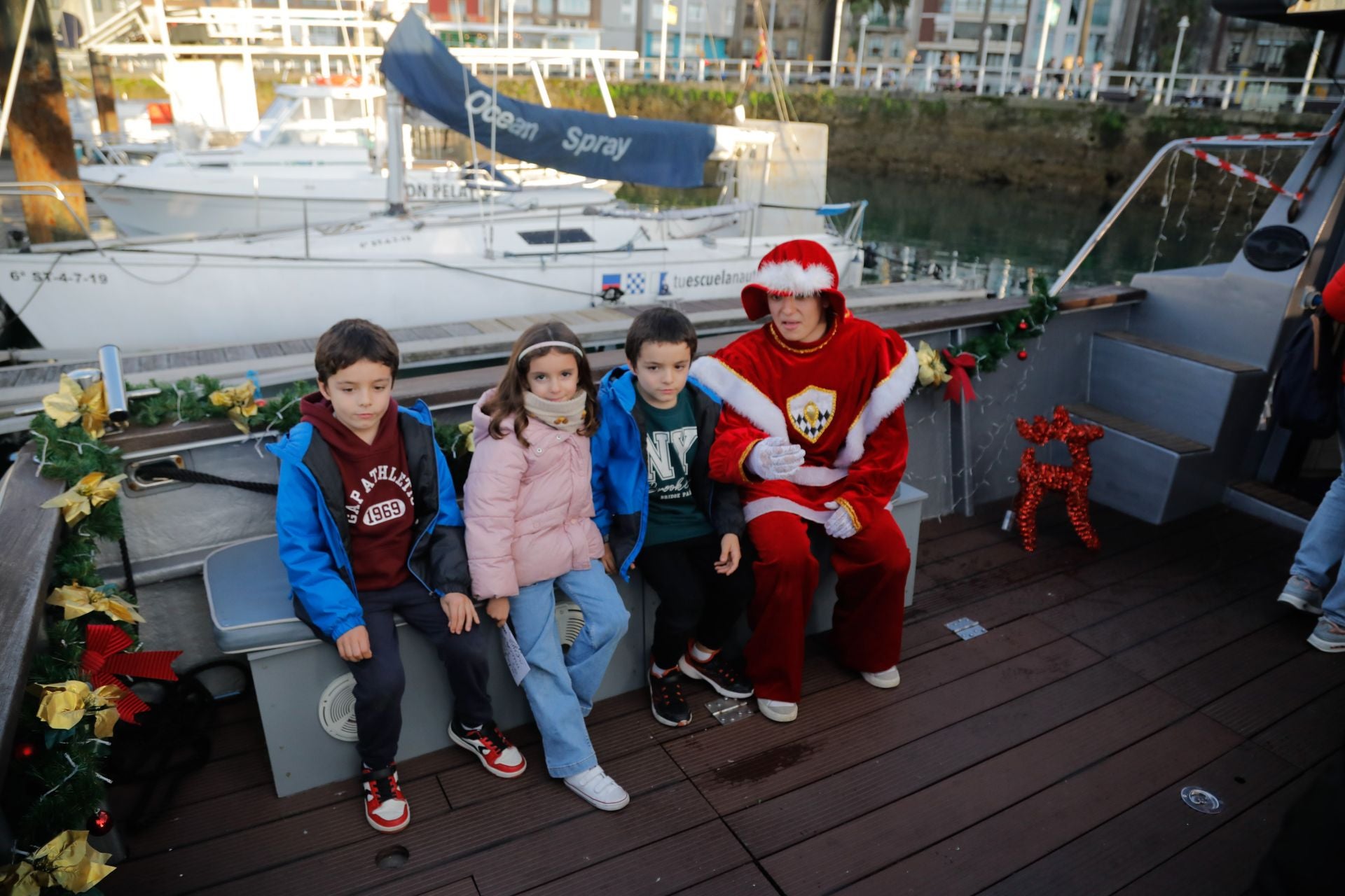 Los niños envían sus cartas a los Reyes Magos en alta mar