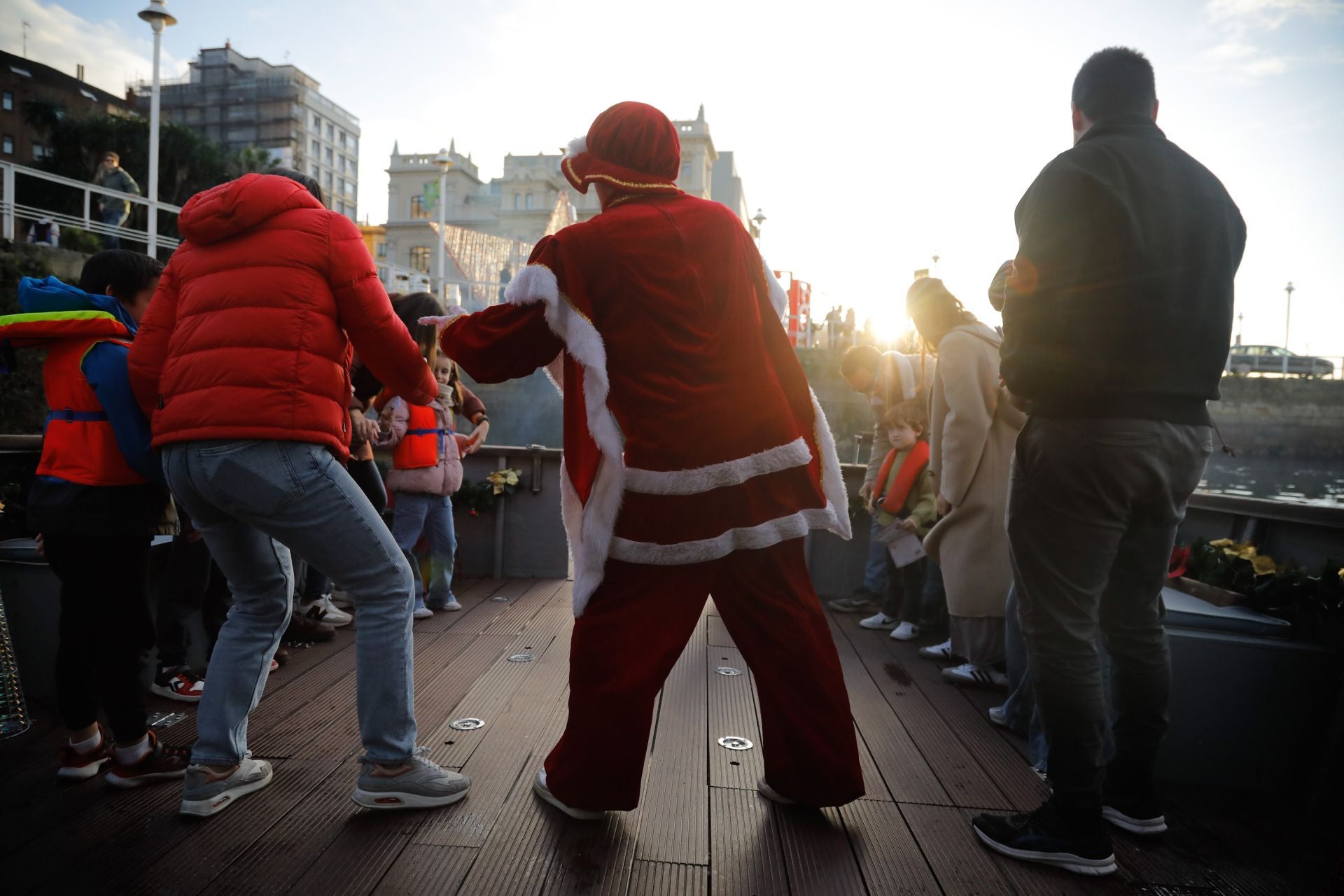 Los niños envían sus cartas a los Reyes Magos en alta mar