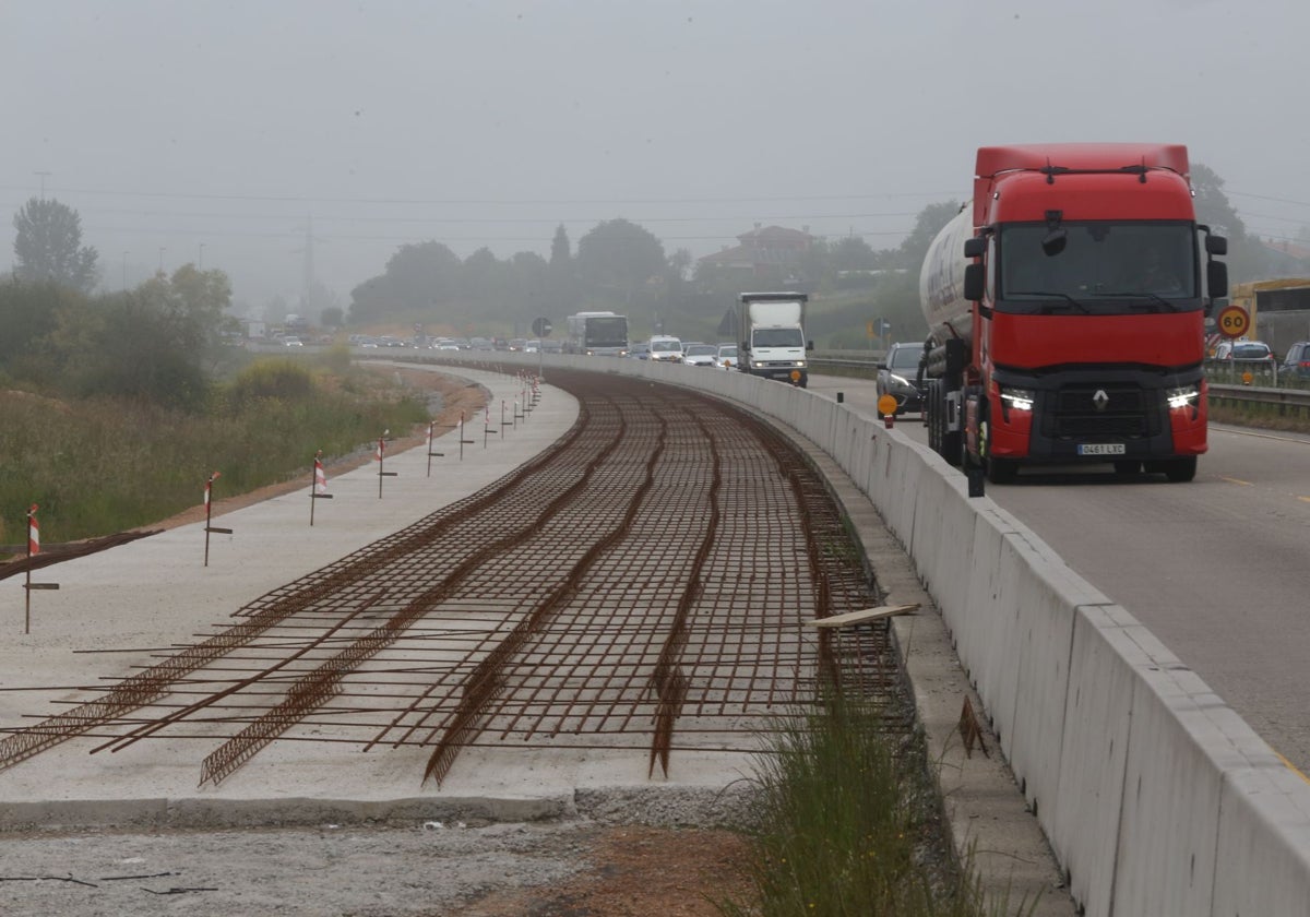 Armazón metálico para la ampliación de la losa de hormigón durante las obras de la 'Y', en una imagen de mayo de 2022.