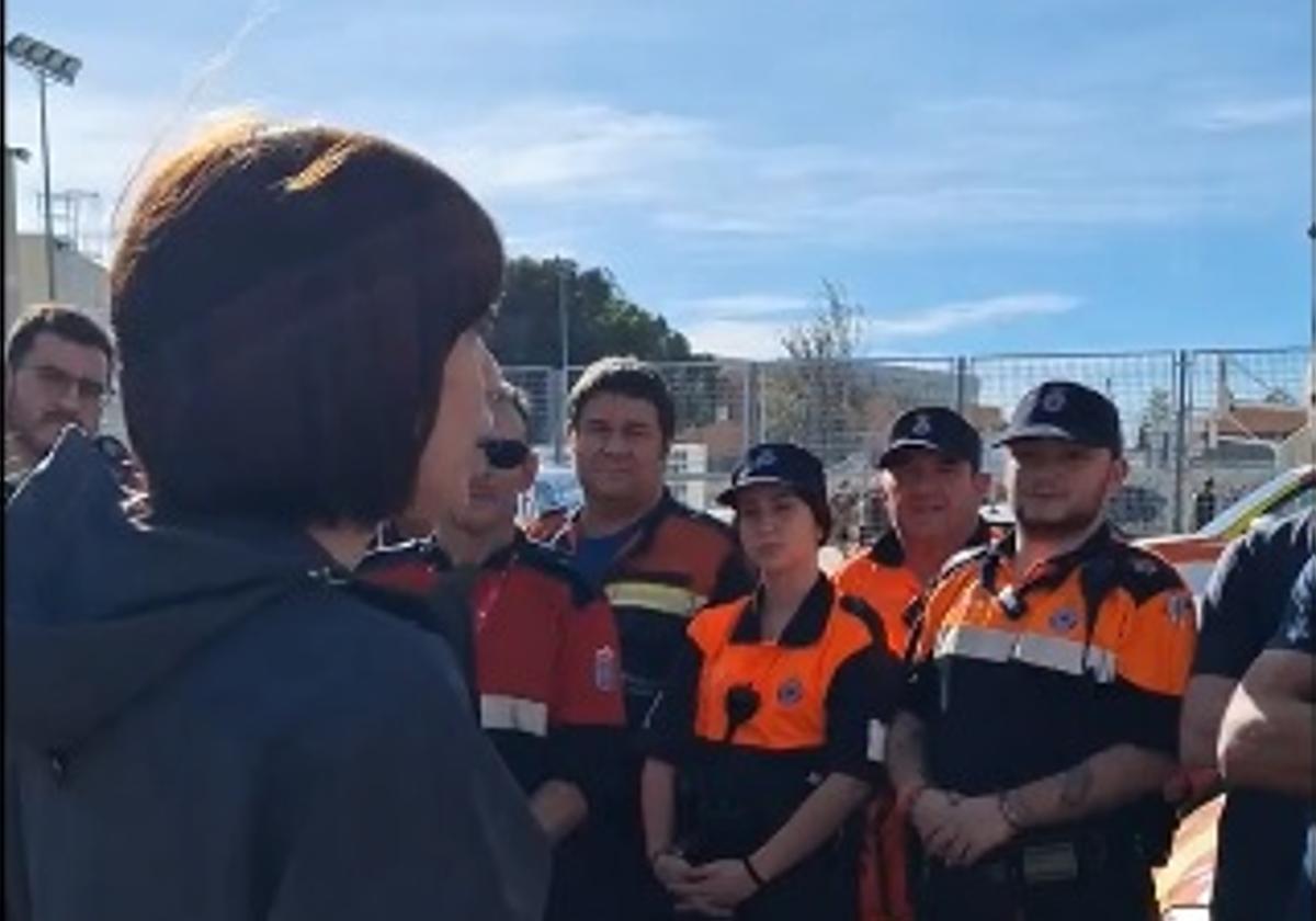 Voluntarios de Protección Civil de Asturias con la ministra de Ciencia Diana Morant.