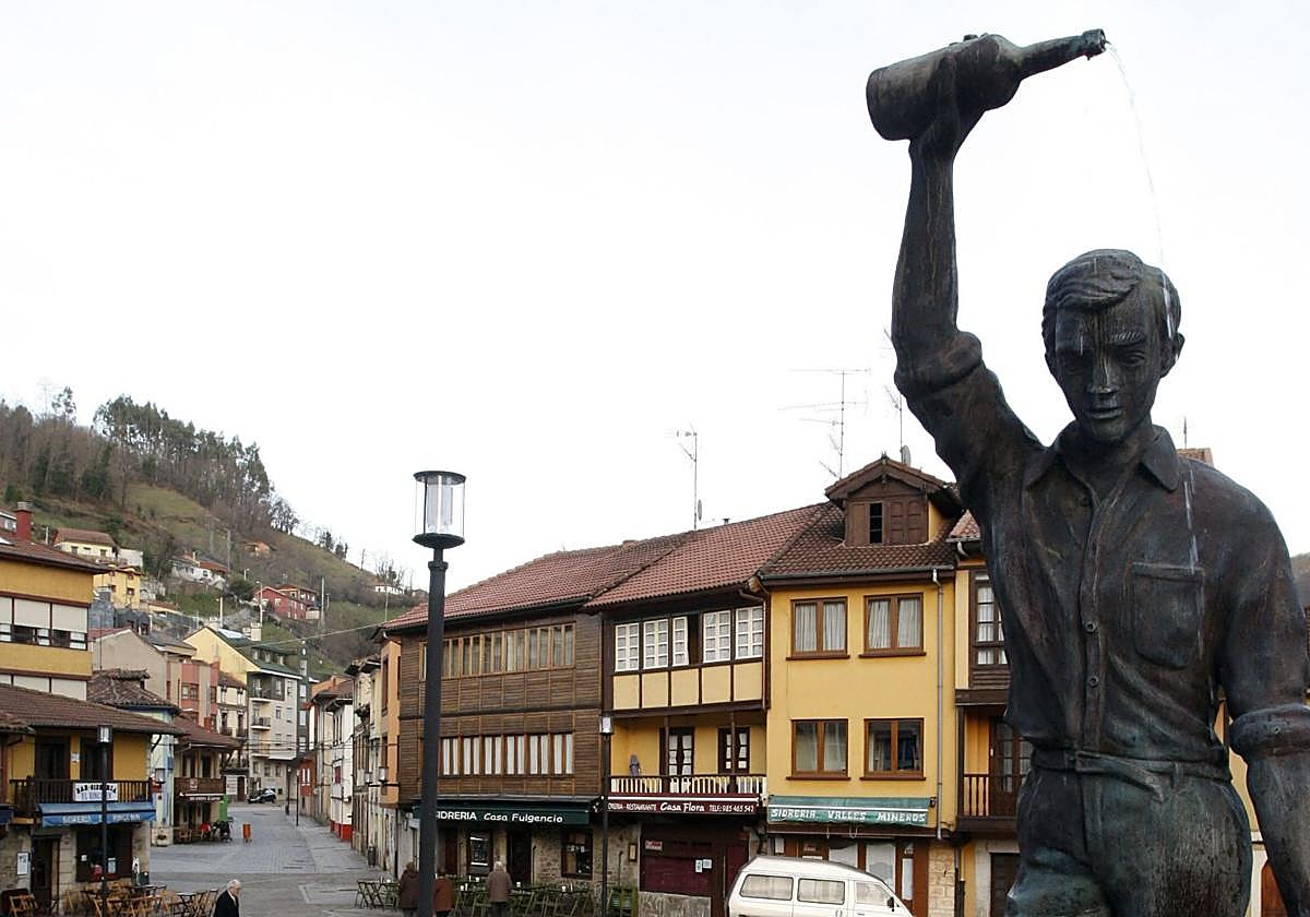 Plaza mierense de Requejo, con el barrio al fondo.