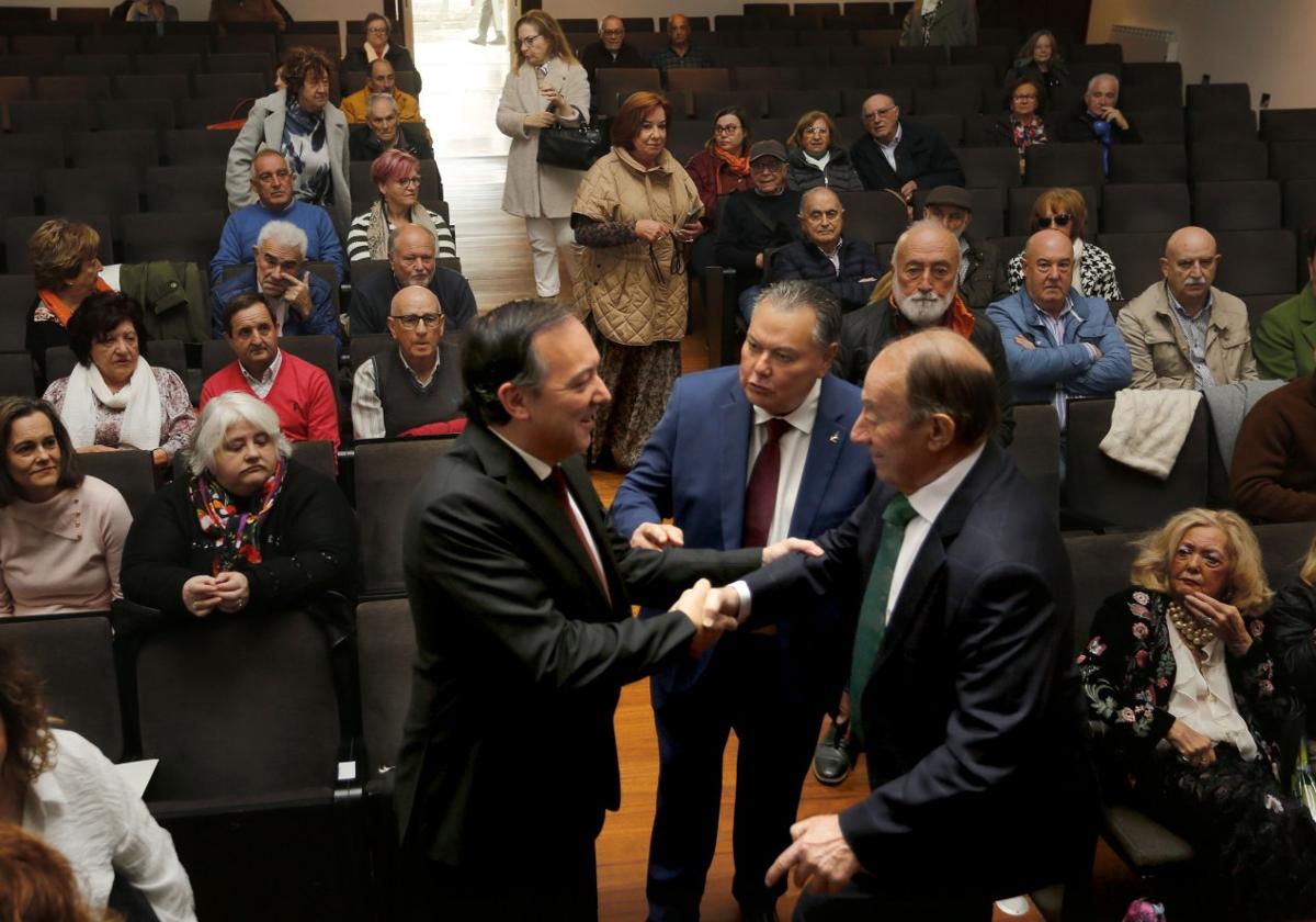 El alcalde de Villaviciosa saluda a Jorge Tuya y Luis Estrada, ayer, en el Teatro Riera.