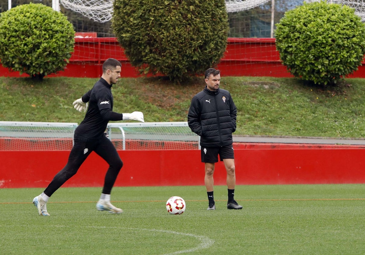 Albés, en Mareo, con Rubén Yáñez preparándose para golpear un balón.