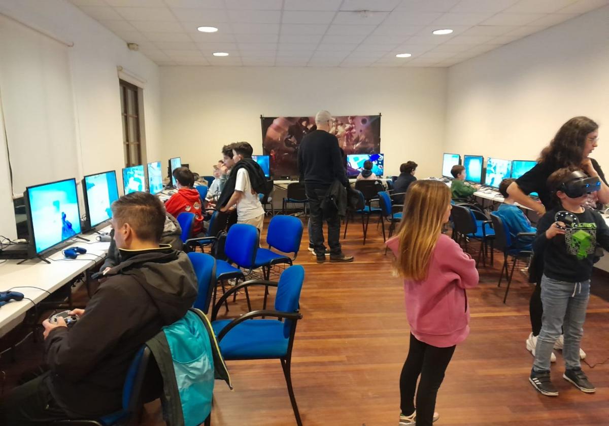 Varios jóvenes, en el Steam Lab de Luanco.