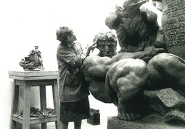 Cristina Carreño, en su taller, modelando una escultura monumental.