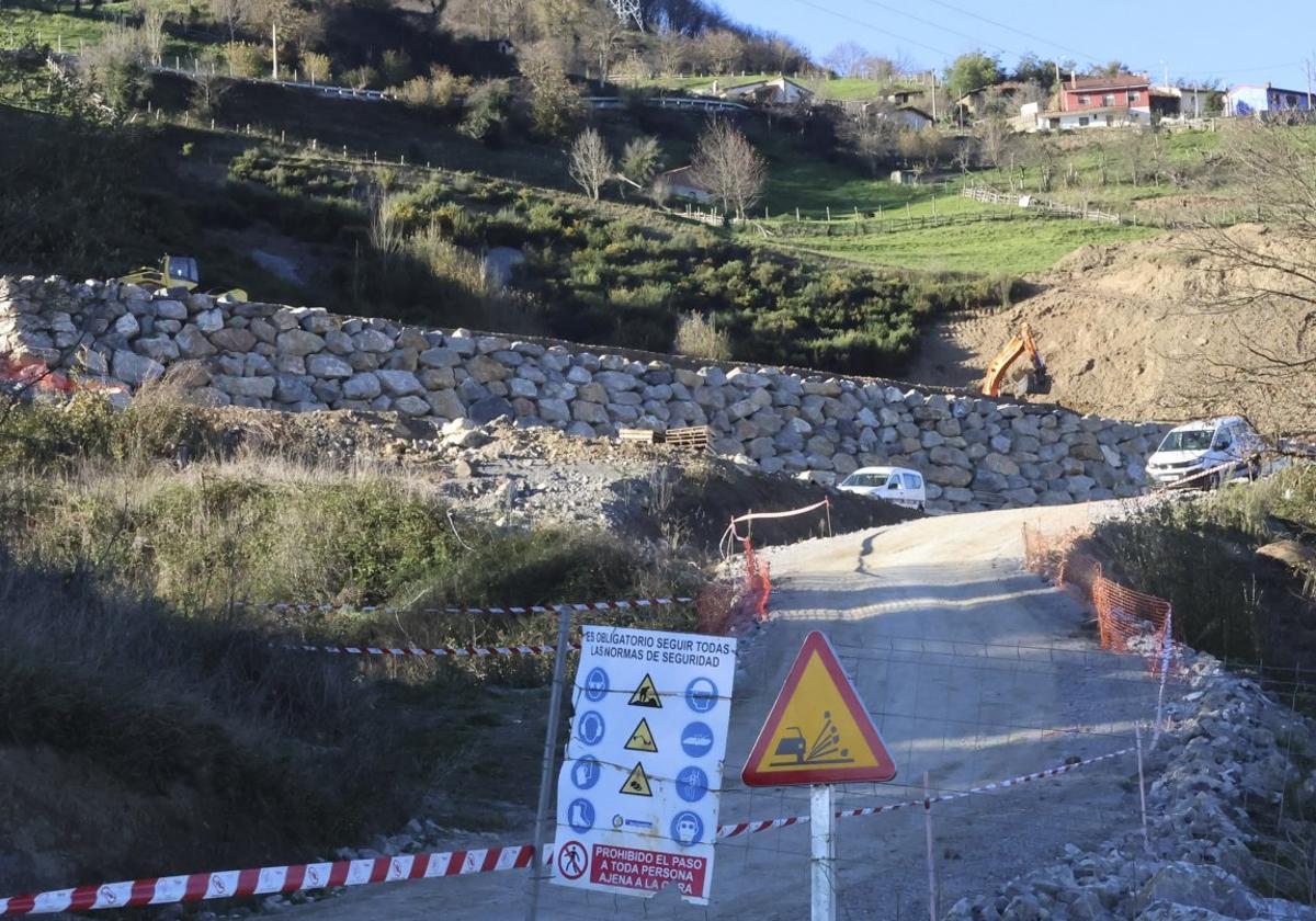 Trabajos que Adif sigue ejecutando ladera arriba de la variante para fijar completamente el terreno.