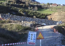 Trabajos que Adif sigue ejecutando ladera arriba de la variante para fijar completamente el terreno.