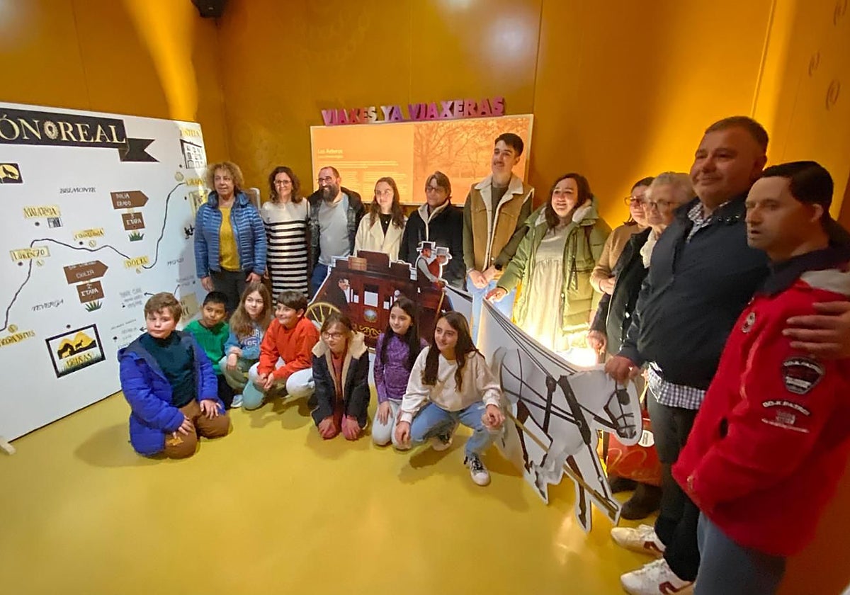 Algunos de los alumnos del Colegio Público de Belmonte que participaron en el proyecto, en el Aula del Oro de Belmonte, donde expusieron sus logros, con los educadores, el alcalde, Pablo López y Elena González Álvarez 'la del Convento', que permitió la excavación arqueológica en su finca, donde se encontraba el Monasterio de Lapedo.