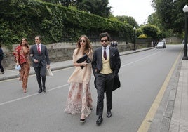 Alonso Aznar y Renata Collado, en la boda de de Carlota Pérez Pla y Pedro Bravo en Gijón en 2021.