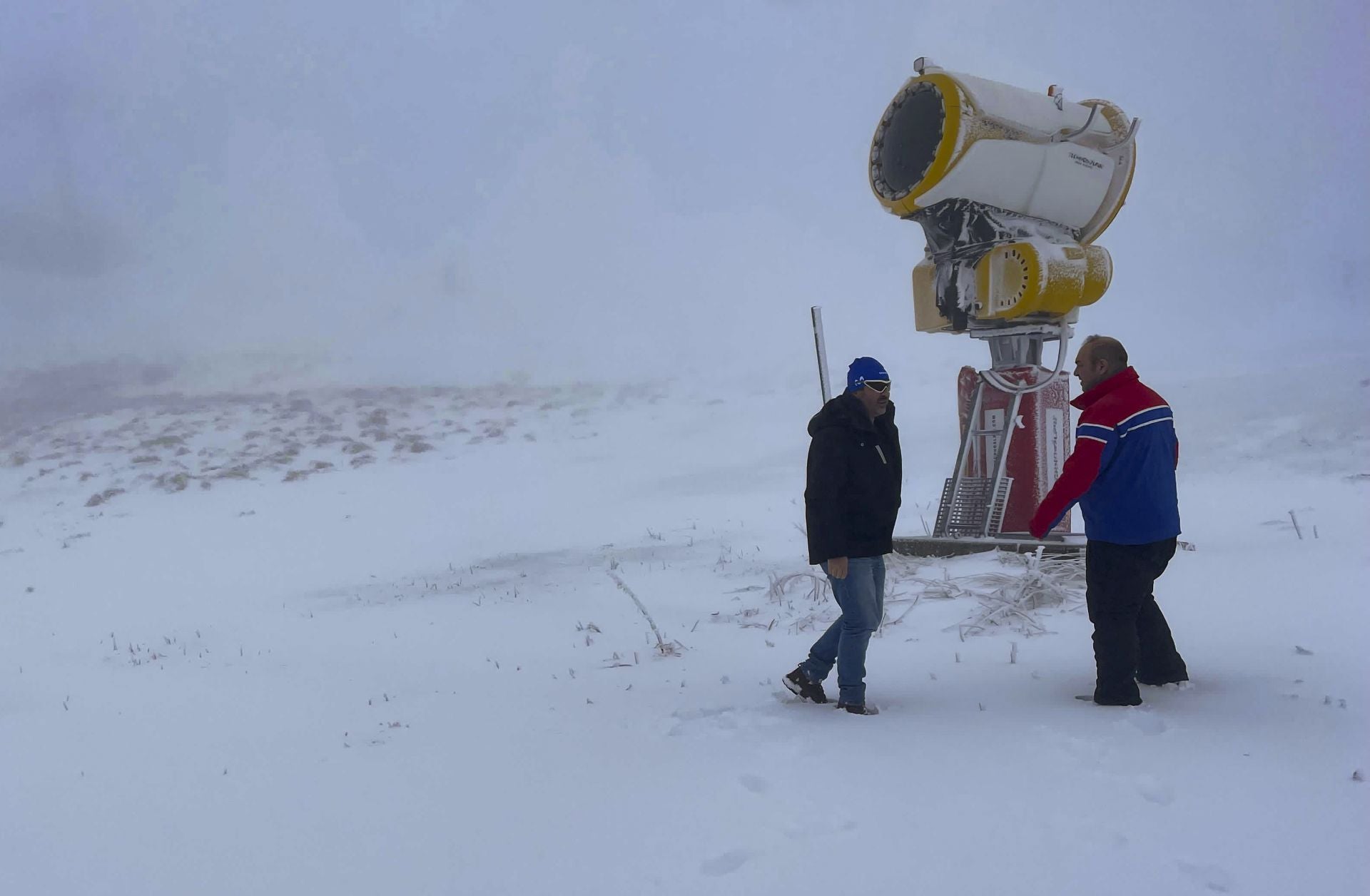 El primer temporal invernal en Asturias: nieve, fuerte viento y lluvia