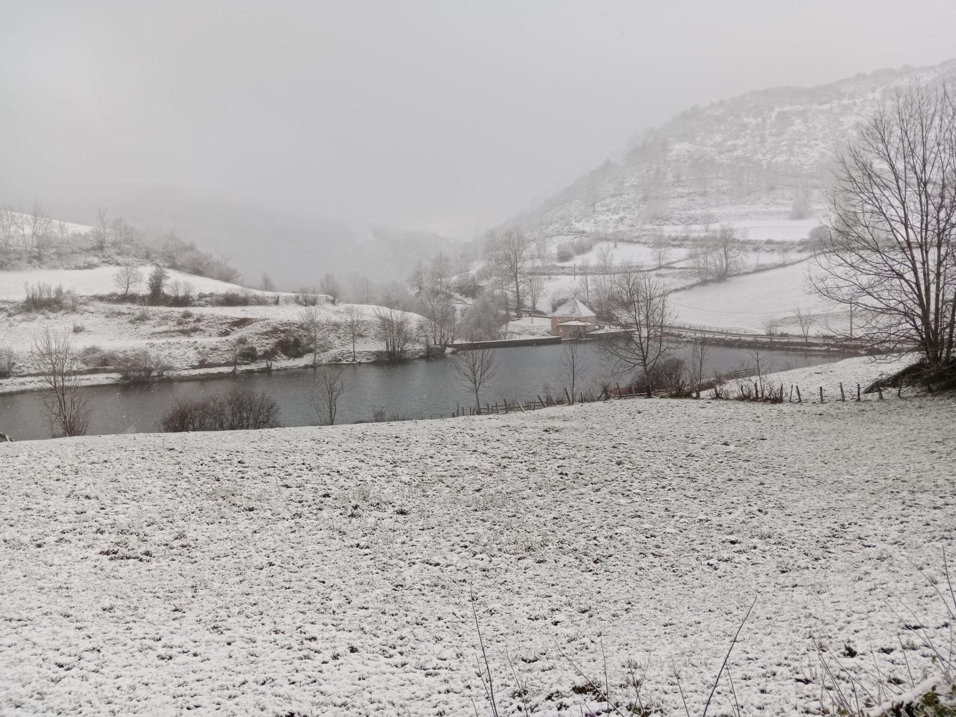 El primer temporal invernal en Asturias: nieve, fuerte viento y lluvia